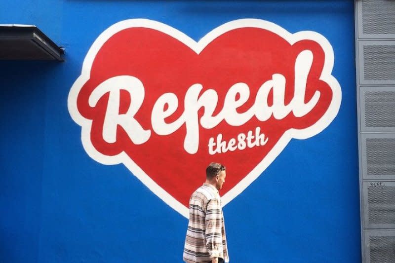 由愛爾蘭平民組成的「公民代表大會」（Citizens’ Assembly）於22日，以50比39票通過決議，建議國會以「修訂」的方式更改目前關於墮胎的憲法第8修正案。（取自London-Irish Abortion Rights Campaign臉書）