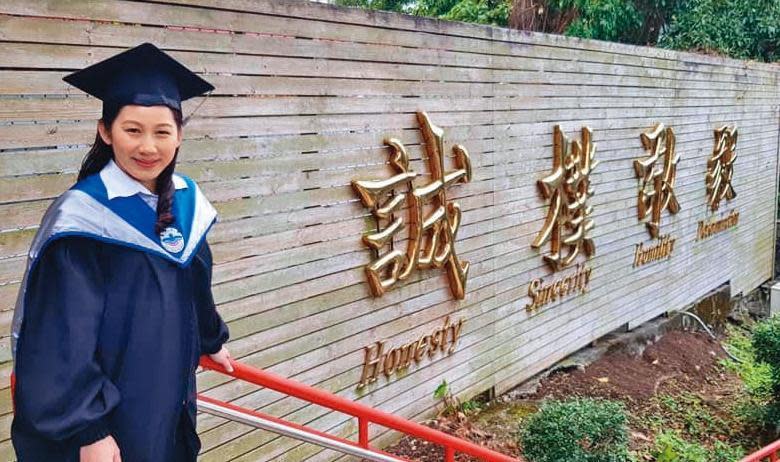 林杏兒2018年在臉書分享穿著碩士服在銘傳校園拍的畢業照，如今看來十分諷刺。（翻攝林杏兒臉書）