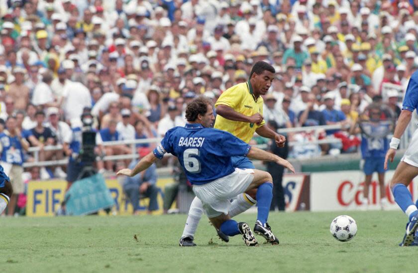 El italiano Franco Baresi (6) y el brasileño Mauro Silva luchan por el control del balón en el partido final de la Copa del Mundo en el Rose Bowl de Pasadena, California, el domingo 17 de julio de 1994. Baresi, capitán del equipo italiano, regresó a los terrenos de juego después de tres semanas tras una operación artroscópica de rodilla. (AP Photo/Luca Bruno)