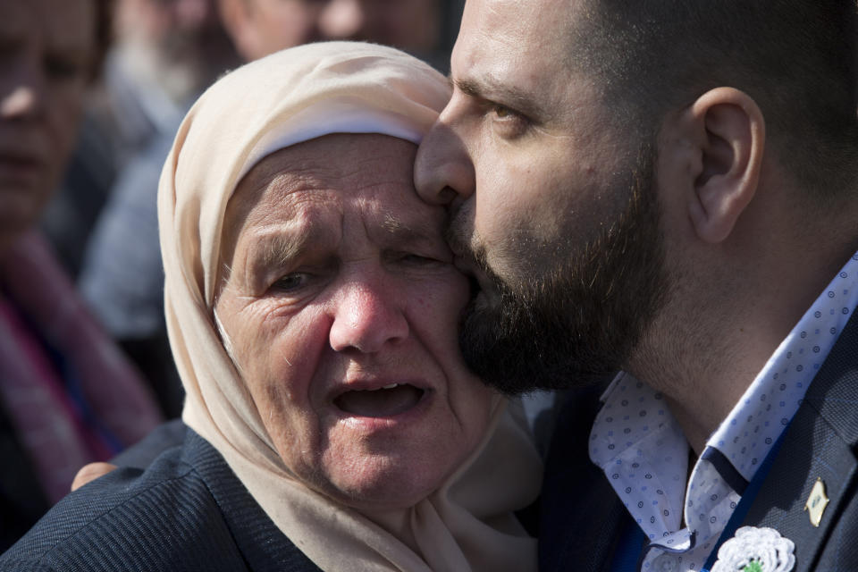 Una mujer del grupo Madres de Srebrenica llora tras escuchar la ratificación de 40 años de cárcel para el expresidente serbobosnio Radovan Karadzic por crímenes contra la humanidad, afuera del tribunal de la ONU en La Haya, Holanda, el 20 de marzo de 2019. (AP Foto/Peter Dejongl)