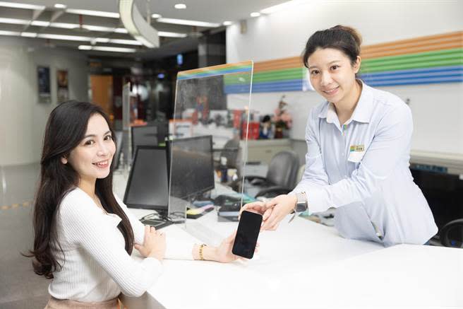 中華電信全台門市提供學子遠距學習，使用3C產品及連網的便利性服務。（中華電提供）