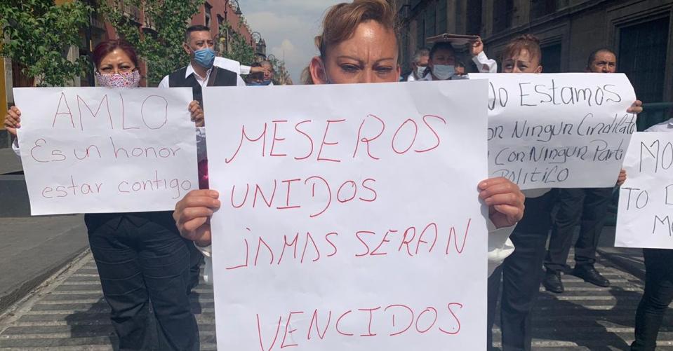 Meseros desempleados por COVID-19 protestan durante informe de AMLO