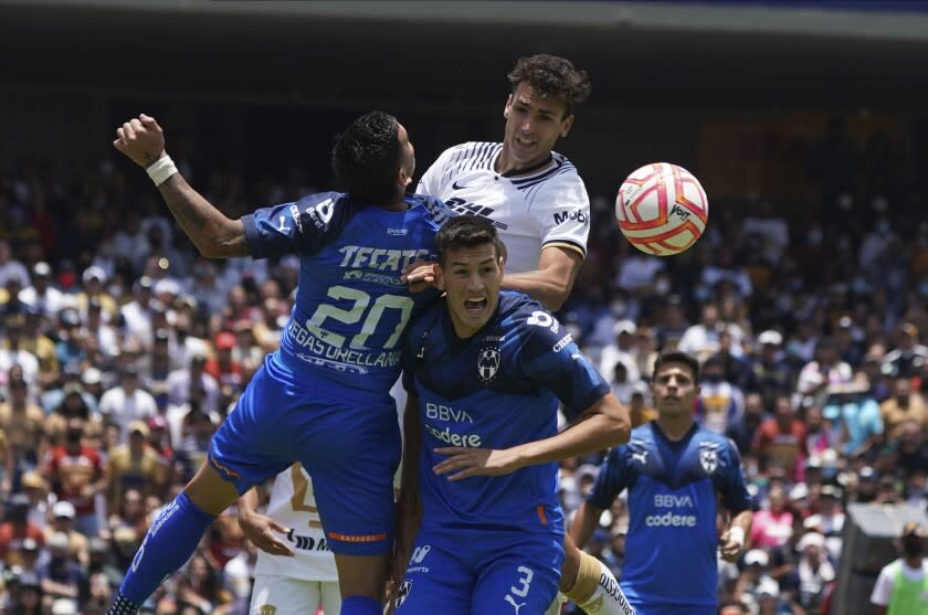 Juan Ignacio Dinenno (derecha) de Pumas y César Montes de Monterrey pugnan por el balón en el partido por la Liga MX, el domingo 31 de julio de 2022. (AP Foto/Fernando Llano)