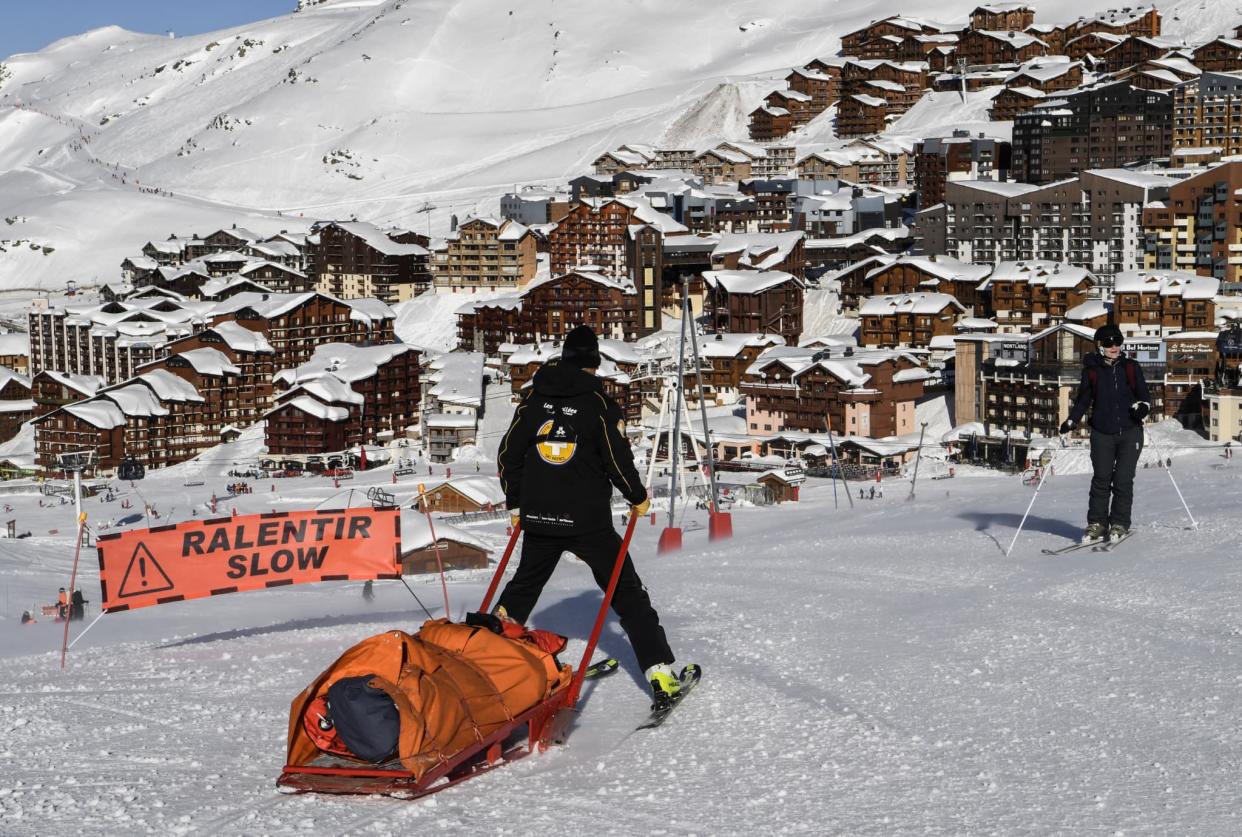 Le personnel d'urgence de la patrouille de ski évacue un skieur blessé à la station de ski de Val Thorens. (photo d'illustration) - PHILIPPE DESMAZES / AFP