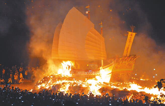 眾所期待東港三年一科迎王平安祭典時間出爐，圖為經典的燒王船畫面，預計又將吸引國內外遊客參與。（本報資料照片）