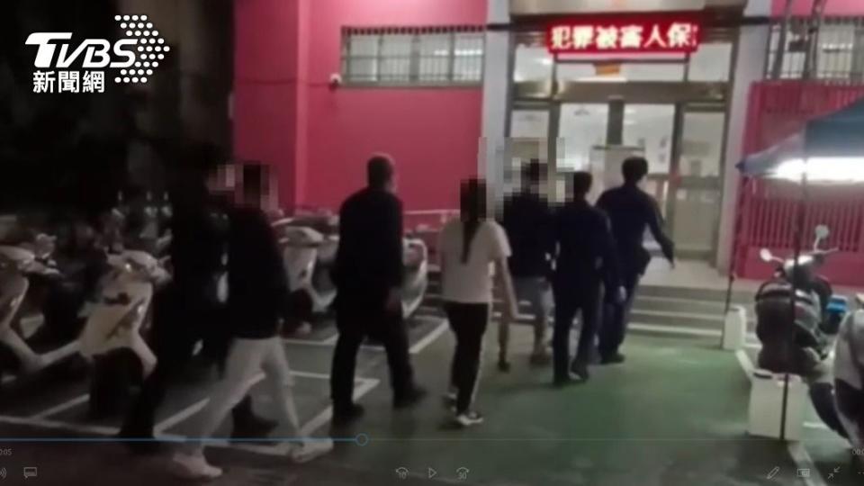 警方將涉案的5人帶回偵辦。（圖／TVBS）