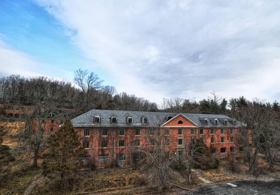 <p>The former administration buildings at a rundown Maryland hospital.</p><p>Photo: Flickr/<a href="https://www.flickr.com/photos/55229469@N07/8560520836/in/album-72157632999649887/" rel="nofollow noopener" target="_blank" data-ylk="slk:Forsaken Fotos;elm:context_link;itc:0;sec:content-canvas" class="link ">Forsaken Fotos</a></p>