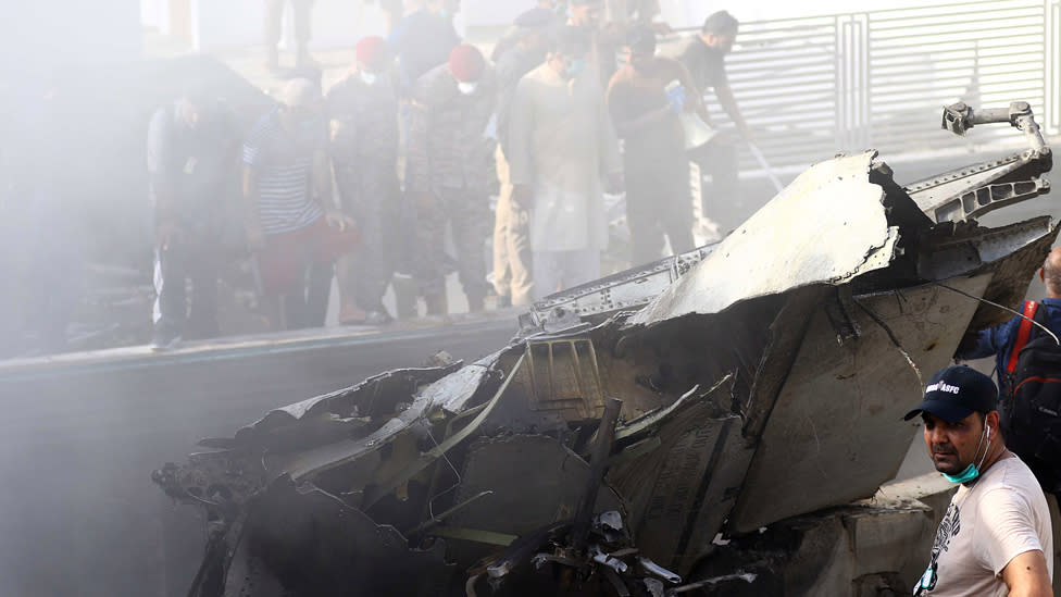 Escombros del avión de Pakistan International Airlines