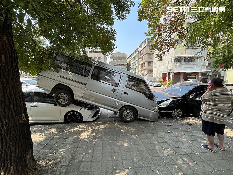 高雄鳳山15日發生一起離奇車禍，小貨車詭異「直上2樓」，真相曝光。（圖／翻攝畫面）