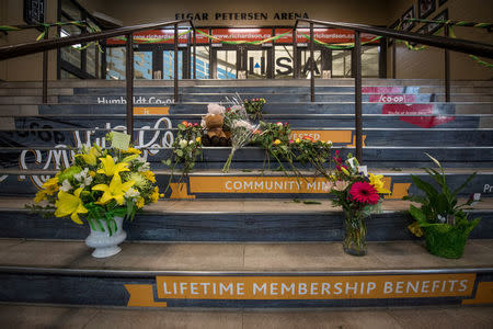 Community members leave notes and flowers at a memorial at Elgar Petersen Arena in Humboldt, April 7, 2018. REUTERS/Matt Smith