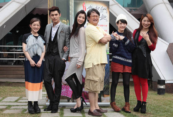 林彥君（左起）、陳奕、黃嘉千、趙自強和吳心緹演出郎祖筠執導的《當我們同在一起》。（圖／公視）