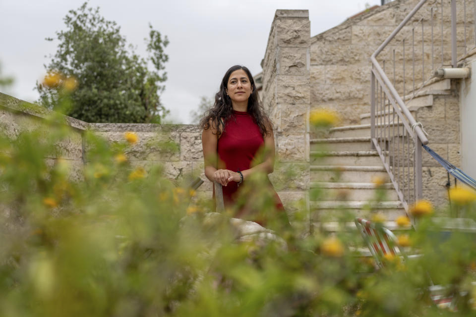 Tamar Shabtai posa para una foto en su casa en Mevaseret Zion, cerca de Jerusalén, el 30 de agosto de 2023. Shabtai, de 29 años y que creció en un vecindario religioso de Jerusalén, es una de los miles de jóvenes que abandonan la comunidad ultraortodoxa israelí cada año. (AP Foto/Ohad Zwigenberg)