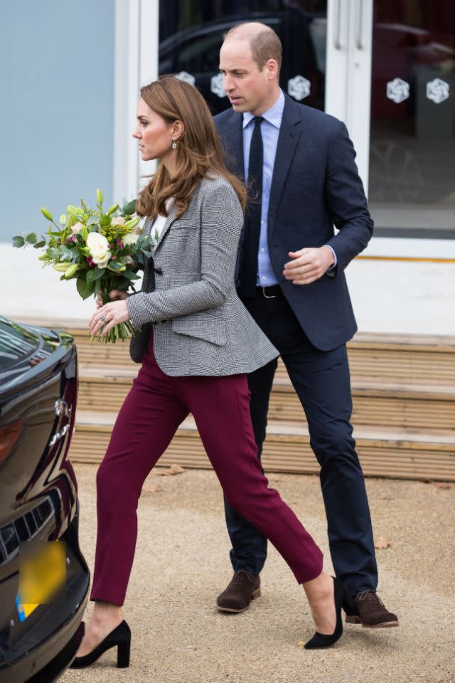 Kate sah in ihrer eleganten Kombination aus Hose und Blazer sehr schick aus, aber ihre Schuhe machten ihr fast einen Strich durch die Rechnung. Foto: Getty Images