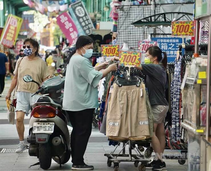 圖說：世銀預測今年經濟成長率從1.7%調整為2.1%，但調降2024年經濟成長率0.3%至2.4%。（中央社）