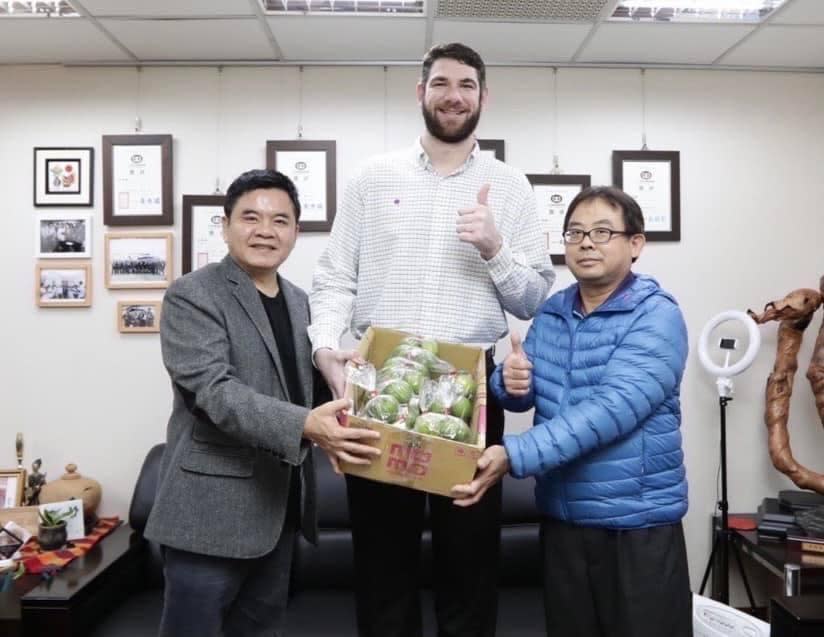 莊瑞雄（左）協助阿提諾（中）完成歸化，今年1月也召開「歸化球員制度化座談會」討論制度政策的問題。（翻攝自莊瑞雄臉書）