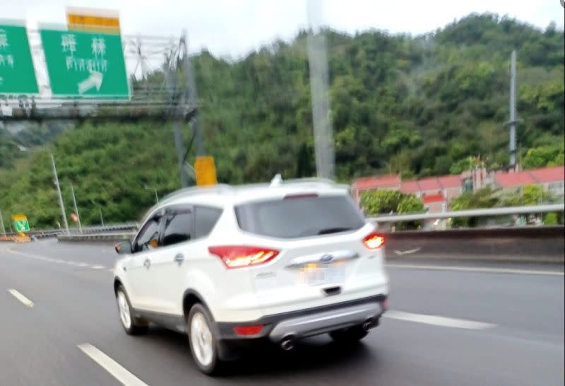 ▲有女網友在雪隧內大塞車，而一出隧道後見到真兇更是氣炸。（圖／翻攝《爆怨公社》）