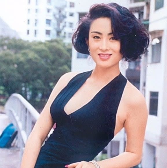 有「 初代星女郎」稱號的香港女星張敏，以電影《賭聖》中綺夢一角，奠定一代女神地位。（圖／微博）