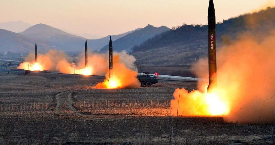 Una foto del lanzamiento de prueba de varios misiles de Corea del Norte, país que ha redoblado su investigación y prueba de cohetes balísticos y de armas nucleares capaces de ser colocados en ellos. (AFP)