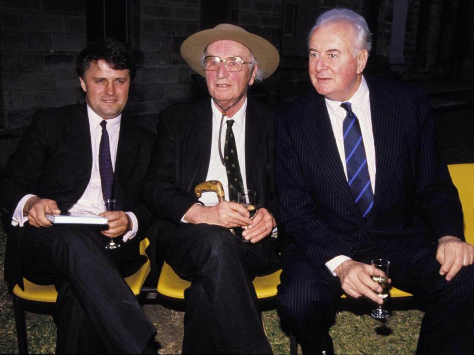 Former MI5 spy and author Peter Wright (centre) with his lawyer Malcolm Turnbull (left) and former Australian prime minister Gough Whitlam at the launch of ‘Spycatcher’ in Sydney, 1988 (Patrick Riviere/Getty)