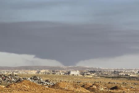 Smoke rises over the industrial city in Aleppo, Syria February 4, 2016. REUTERS/Abdalrhman Ismail