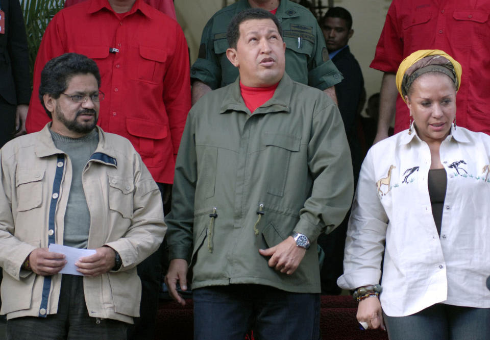 El presidente de Venezuela, Hugo Chávez, al centro, habla con el representante de las Fuerzas Armadas Revolucionarias de Colombia, FARC, Iván Márquez, derecha, y la senadora colombiana Piedad Córdoba tras una reunión en el palacio presidencial en Caracas, el jueves 8 de noviembre de 2007. (AP Foto / Gregorio Marrero)