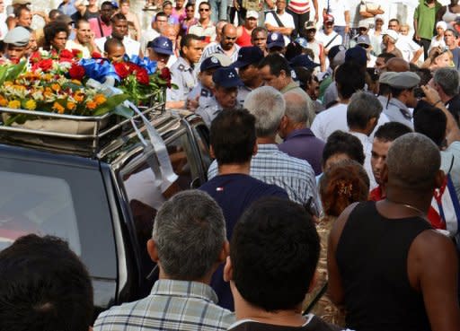 Miembros del gobierno y opositores cubanos acompañan los restos del opositor cubano, Oswaldo Payá, sepultados el 24 de julio de 2012 en La Habana. (AFP | adalberto roque)