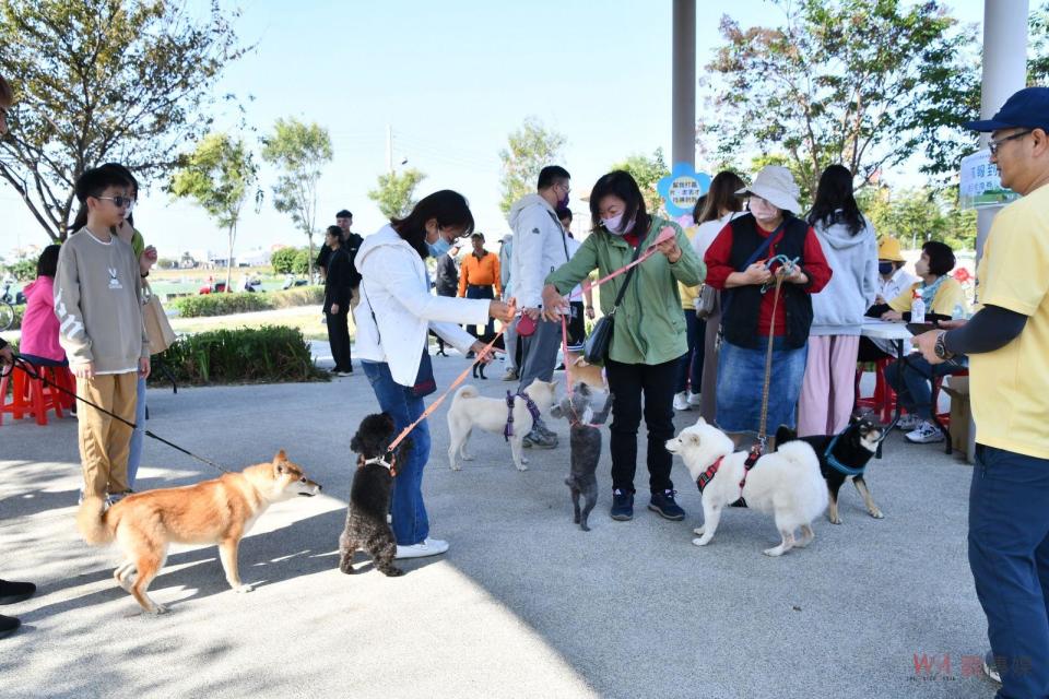 ▲彰化縣政府與溪湖鎮公所攜手合作，打造溪湖中央公園寵物園區，將成為人們聚集、互動，以及與毛小孩共享美好時光的理想場所。（圖／記者陳雅芳攝）