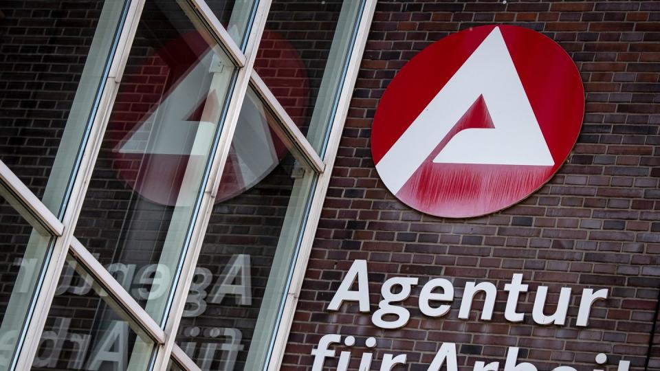 Ein Schild weist auf die Agentur für Arbeit hin. Im August waren 2,95 Millionen Menschen in Deutschland ohne Job.