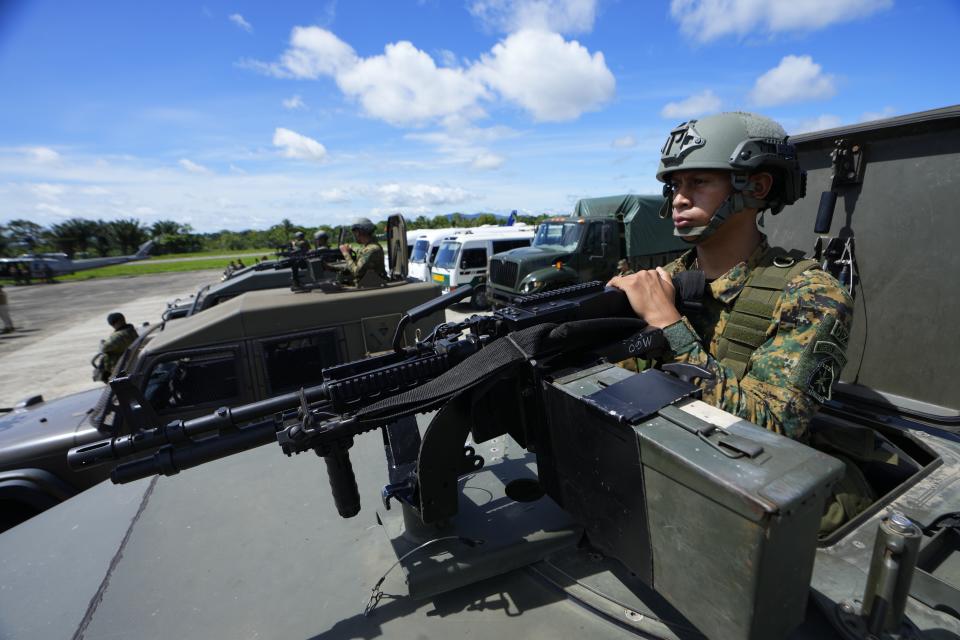 La policía fronteriza panameña asiste a una ceremonia de lanzamiento de la operación Escudo en Nicanor, provincia de Darién, Panamá, el viernes 2 de junio de 2023. (AP Foto/Arnulfo Franco)