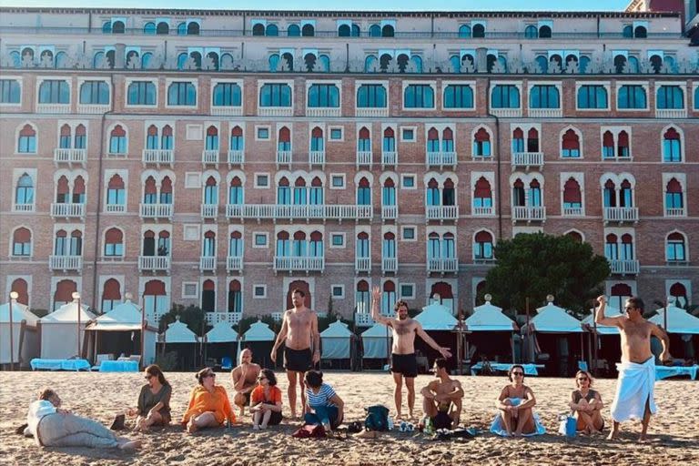 Santiago Mitre, Peter Lanzani, Ricardo Darín, de pie en las arenas del Lido de Venecia