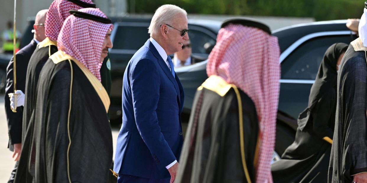 Biden walking among Saudi officials in head coverings