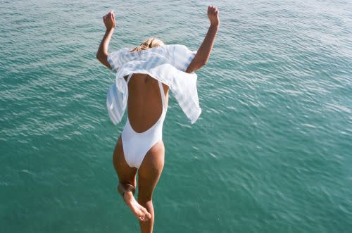 Envie de vous jeter à l’eau et enfin craquer pour un maillot blanc ? Suivez nos conseils pour un été au top !