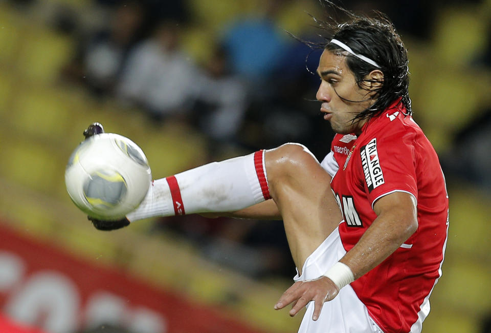 El jugador colombiano del Monaco, Radamel Falcao, controla el balón en un partido el 8 de noviembre de 2013 en Mónaco. Falcao fue sacado en camilla de un partido por la Copa de Francia el miércoles, 22 de enero de 2014. (AP Photo/Lionel Cironneau, File)