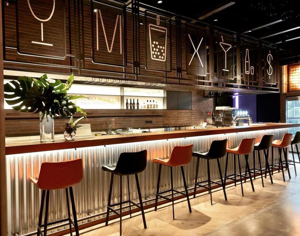 「The Moxy Bar」身兼辦理入退房手續、手調酒茶飲、現做餐點及辦活動等多元功能。（台中豐邑Moxy酒店提供）