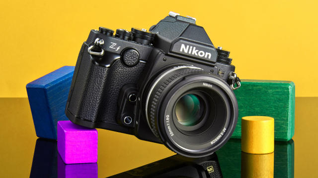 Full-frame Nikon Z fc is about as ergonomic as a brick