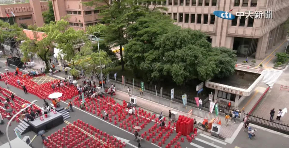 號召「青鳥行動」的民團昨宣布重回立法院，但疑似因天氣酷熱，白天完全沒有人潮聚集，空位甚多。（圖/中天新聞）