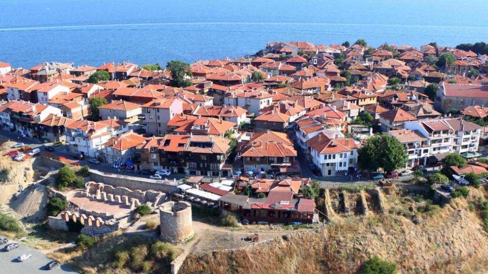 Nessebar junto a la costa.