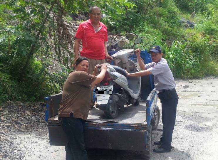 黃警員見天色漸晚，立即聯絡當地山警駕駛自小貨車前來支援，合力將該故障機車抬上小貨車，並聯絡附近機車行前來修復。（圖／六龜分局提供，2017.07.19）