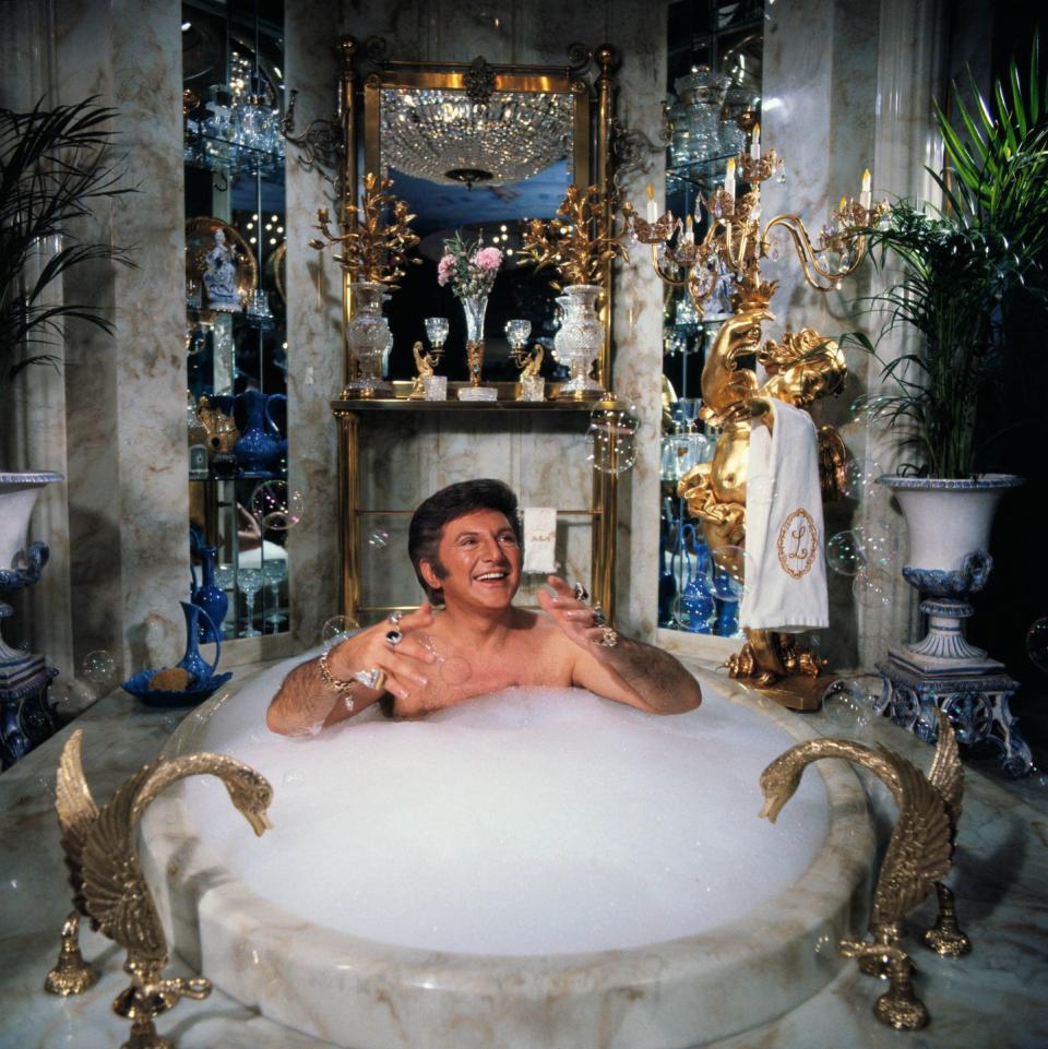 <p>The legendary performer Liberace takes a bubble bath in his home in January 1978.</p>