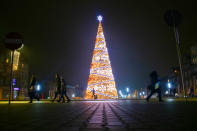 <p>Einer der schönsten Weihnachtsmärkte in Polen befindet sich in Kattowitz – und mit ihm auch einer der schönsten Weihnachtsbäume des Jahres. Prunkvoll erleuchtet das Schmuckstück aus Tausenden von Lichtern die Straßen der oberschlesischen Metropole. (Bild: Getty Images) </p>