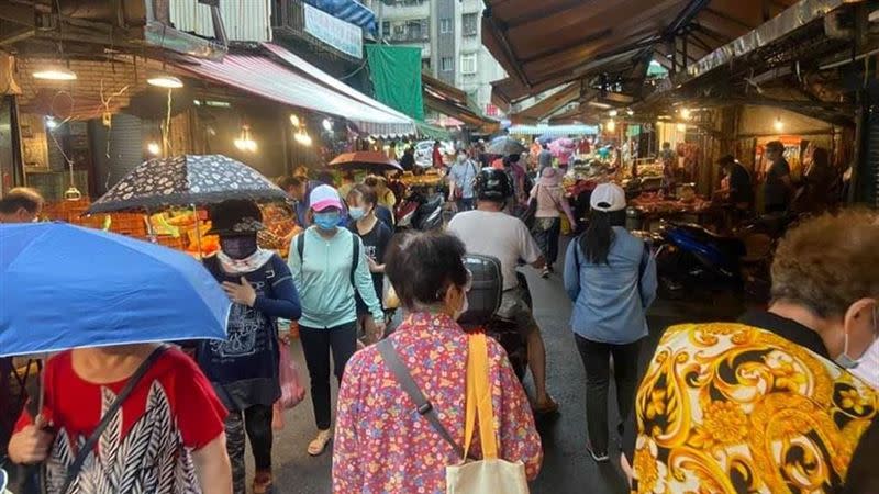 網友在菜市場實行省錢作戰。（示意圖／翻攝自信義區三兩事）