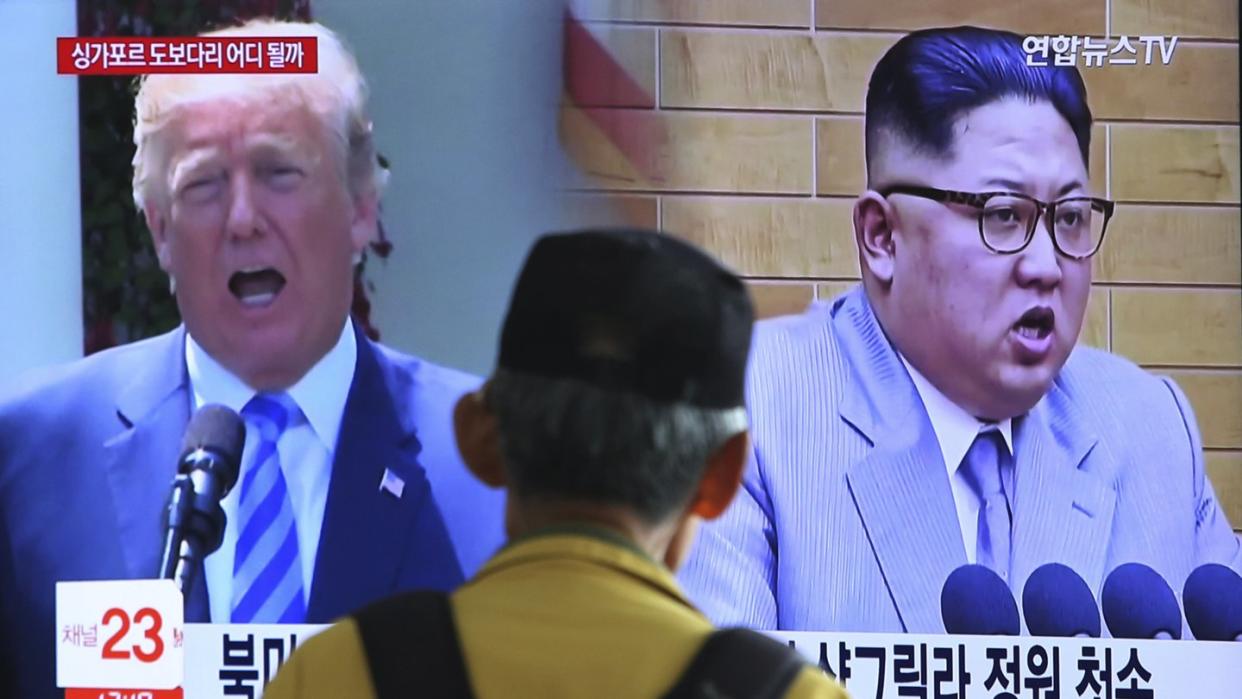 Kim Jong Un (r) und Donald Trump während einer Nachrichtensendung auf einem TV-Bildschirm in Seoul. Foto: Ahn Young-Joon/Archiv