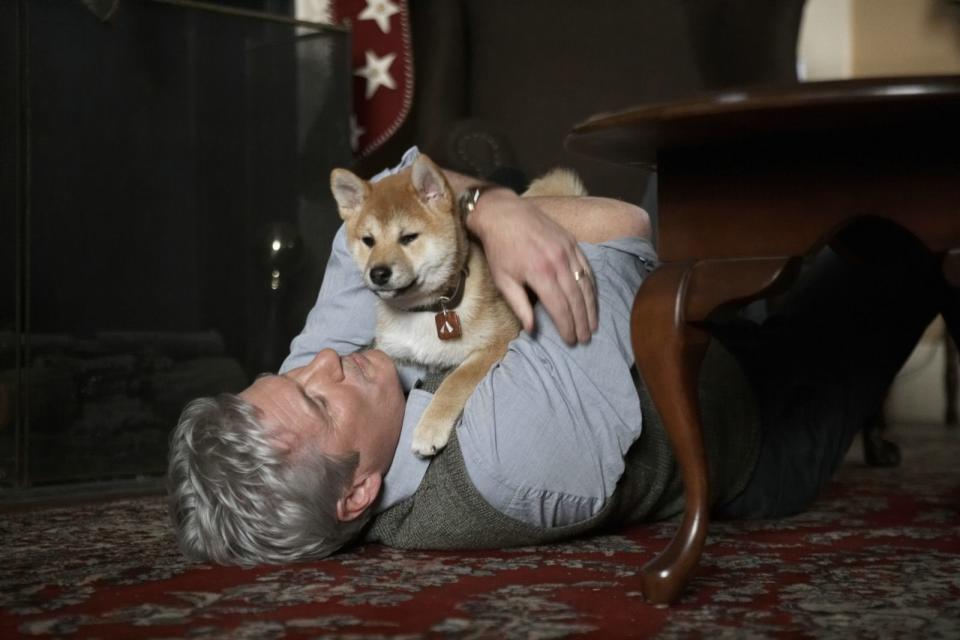 Der Hund Hachiko war seinem Herrchen so treu, dass er es auch noch nach dessen Tod 1925 für den Rest seines Lebens jeden Tag vom Bahnhof abholen wollte. In Japan gilt der Hund als Inbegriff der Treue - sogar ein Denkmal am Bahnhof von Tokio wurde dem 1935 verstorbenen Vierpföter zu Ehren gebaut. Für die US-Verfilmung "Hachiko - Eine wunderbare Freundschaft" (2009) ließ sich Richard Gere auf Schritt und Tritt begleiten. (Bild: Prokino)