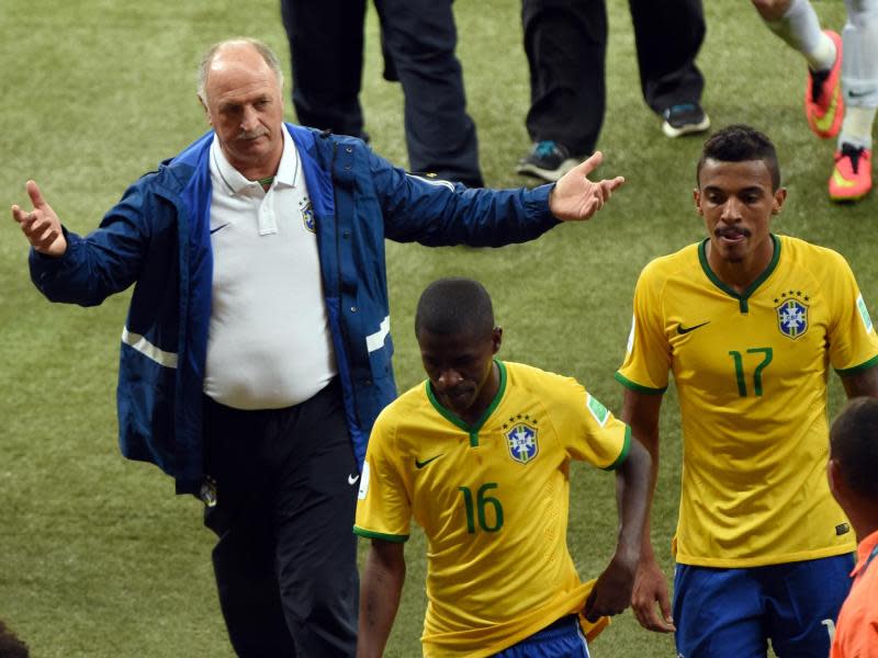 Brasiliens Coach Luiz Felipe Scolari und seine Spieler verließen enttäuscht den Platz. Foto: Andreas Gebert