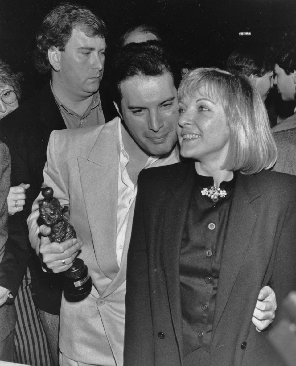 Mary Austin, qui inspire le titre <em>Love of my Life </em>à Freddie Mercury, devient la conseillère du chanteur. Lorsqu’il apprend être séropositif, elle est la première à qui il le confie en 1987. En 1990, Mary Austin épouse le peintre Piers Cameron. De leur union naissent deux enfants, Richard et Jamie. Le chanteur devient le parrain de ce dernier. Jusqu’au décès de la star en 1991, l'ancien couple demeure extrêmement soudé. "<em>J'ai perdu ma famille, vraiment, lorsque Freddie est mort</em>", déclare celle qui est restée au chevet de la star avant sa disparition. <em>(Photo by Dave Hogan/Getty Images)</em>