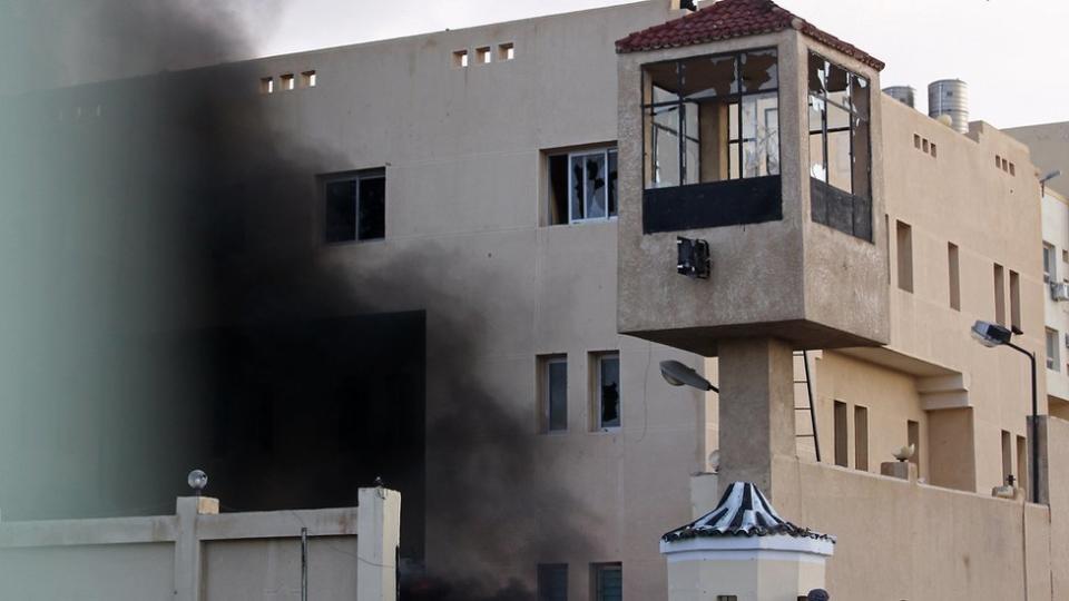 Comisaría ardiendo en El-Arish.