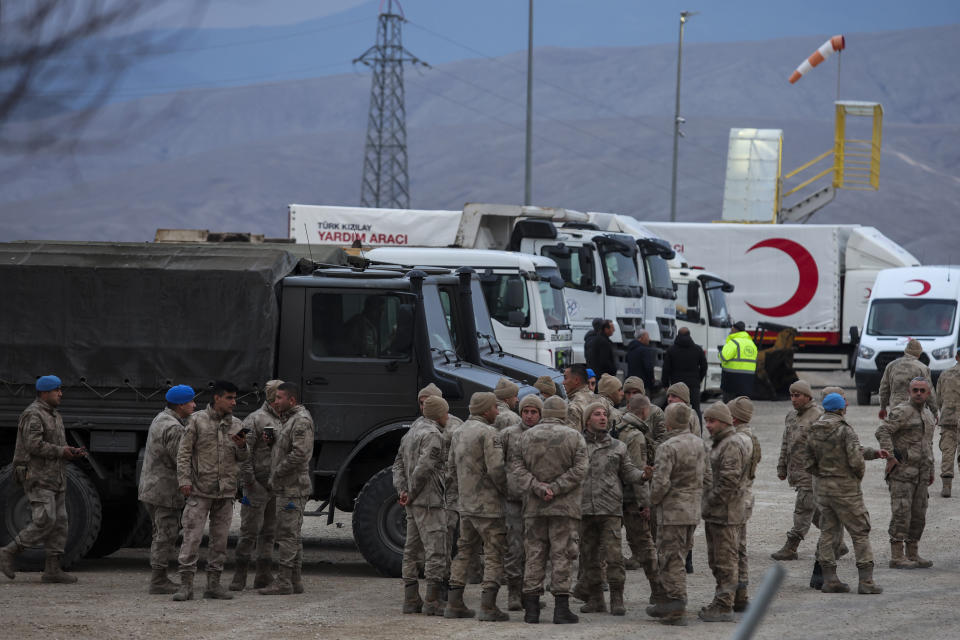 Personal militar, en la entrada a la mina de oro Copler cerca de Ilic, en el este de Turquía, el 14 de febrero de 2024. (Ugur Yildirim/Dia images vía AP)