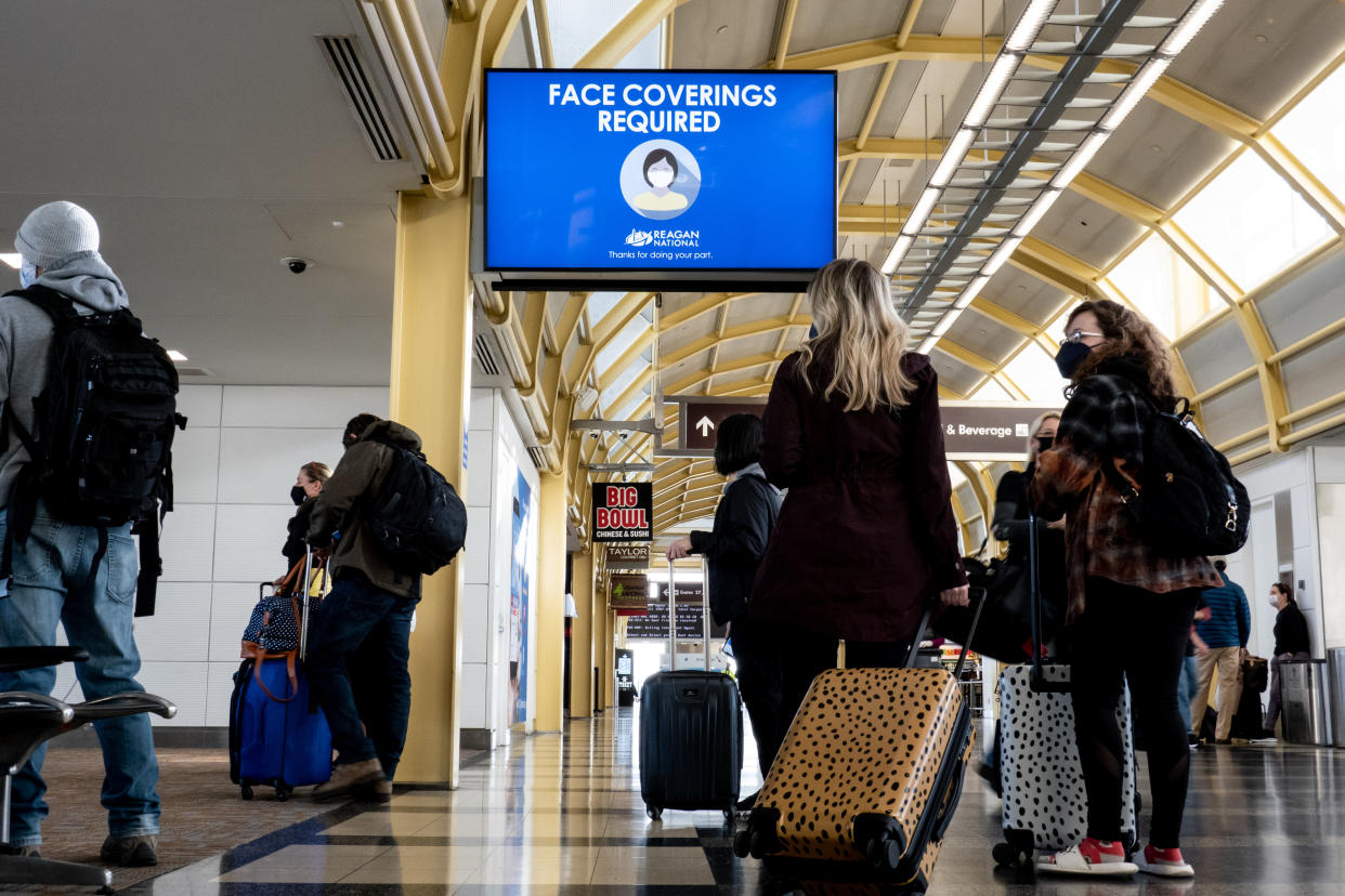 ¿Debo ponerme cubrebocas? ¿Puedo viajar? El aumento de la variante delta del coronavirus ha planteado preguntas nuevas sobre cómo las personas vacunadas pueden mantenerse a salvo y evitar infecciones. (Erin Schaff/The New York Times).