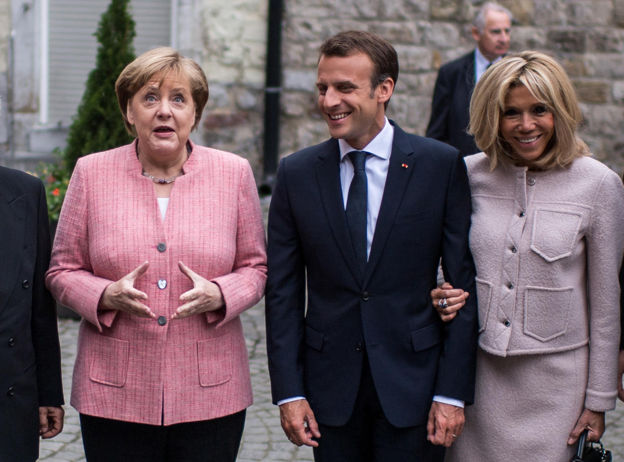Wirklich ähnlich sehen sich Angela Merkel (l.) und Brigitte Macron (r.) eigentlich nicht. (Archivbild: Getty Images)