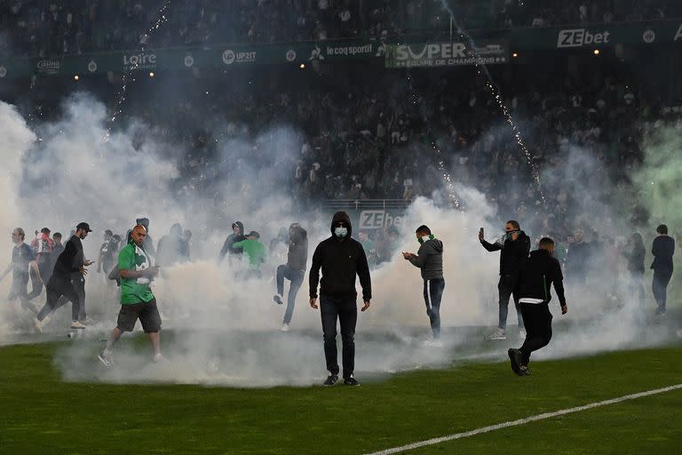 El Auxerre venció al Saint-Etienne. Los hinchas de este último invadieron el campo de juego y agredieron a jugadores rivales y chocaron con la policía.